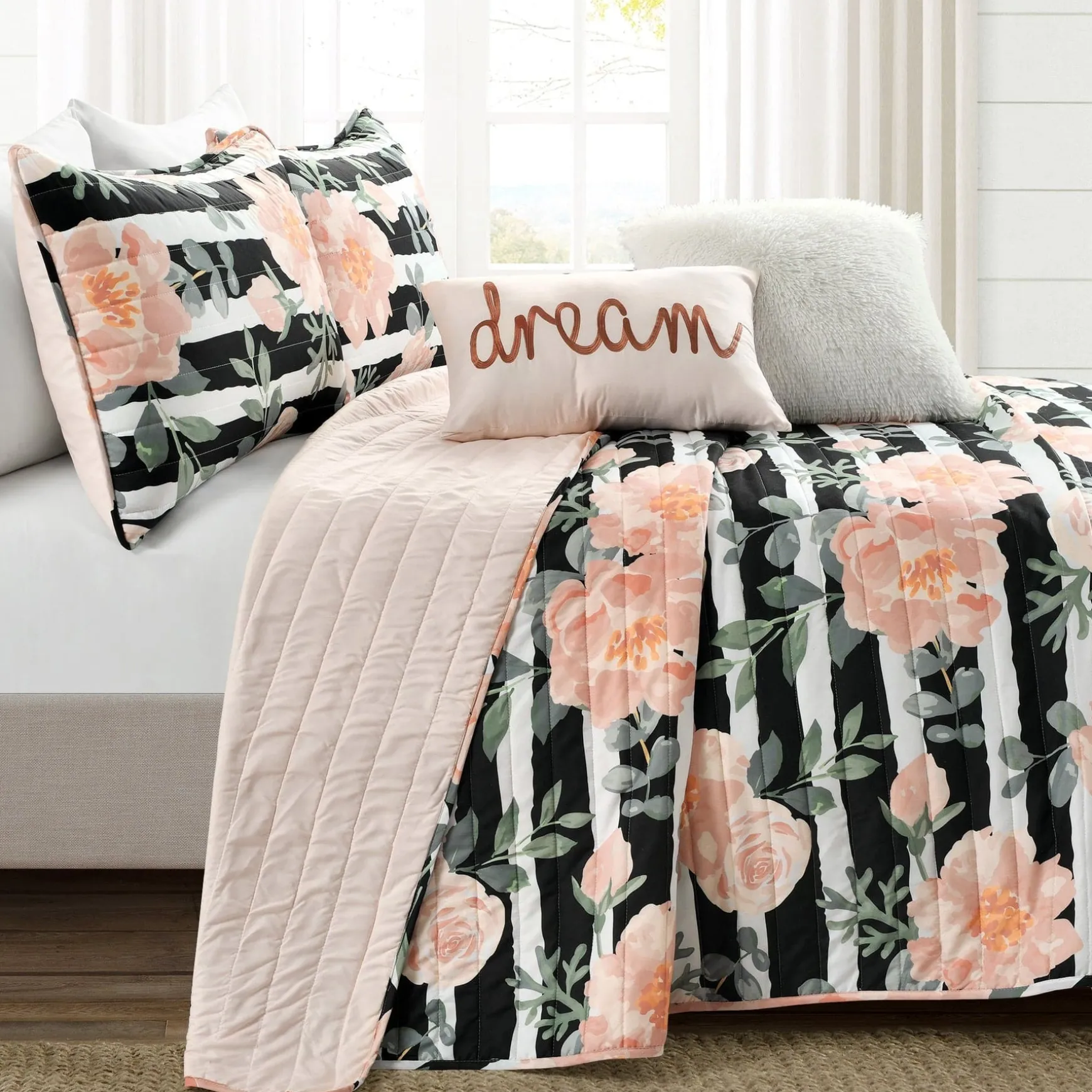 Amara Watercolor Rose Quilt Set