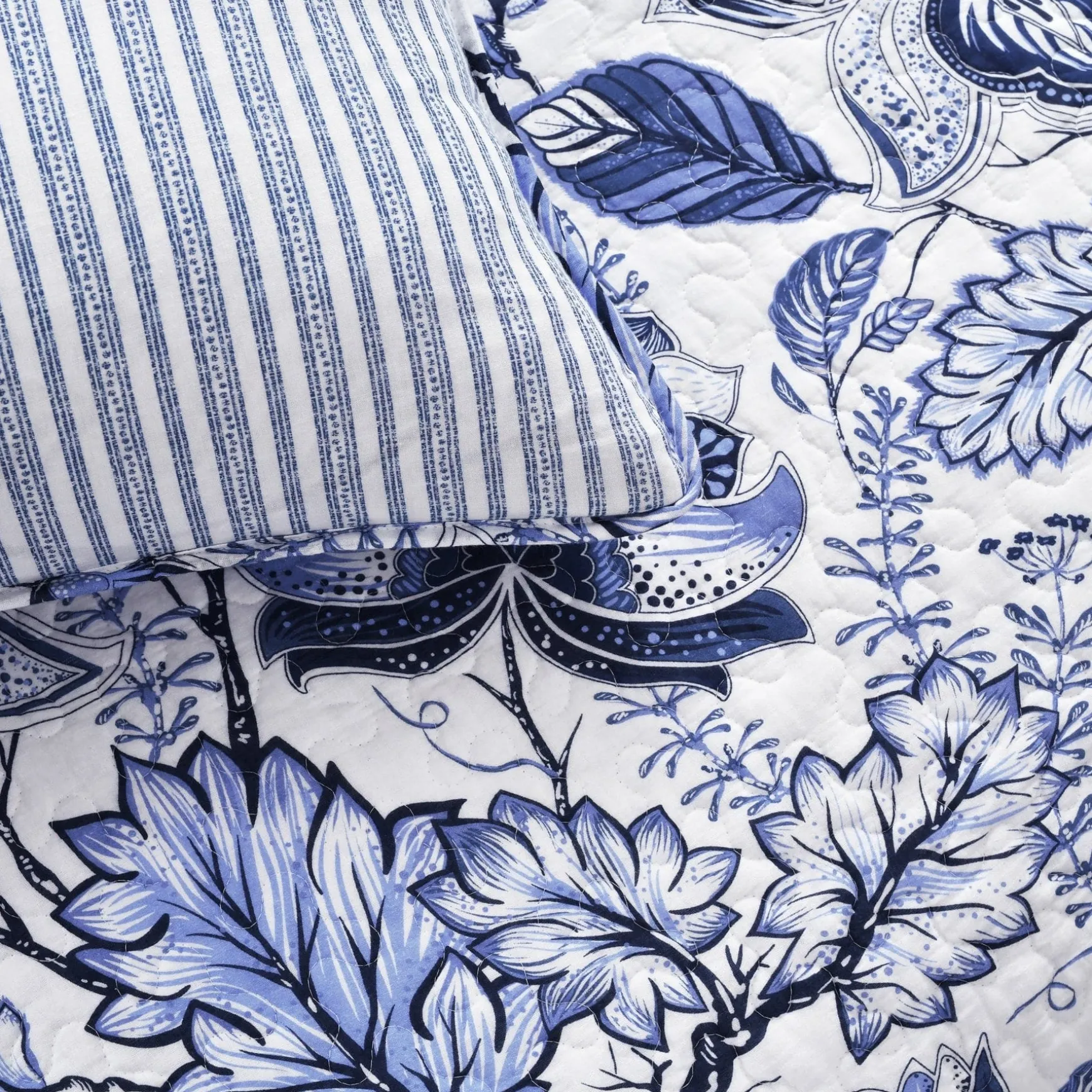 Cynthia Jacobean 3 Piece Quilt Set