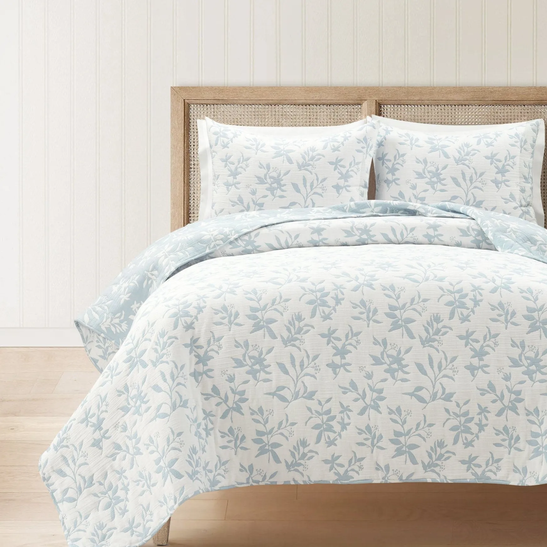 Floral Jacquard Reversible Soft Matelassé 3 Piece Quilt Set