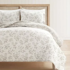 Floral Jacquard Reversible Soft Matelassé 3 Piece Quilt Set