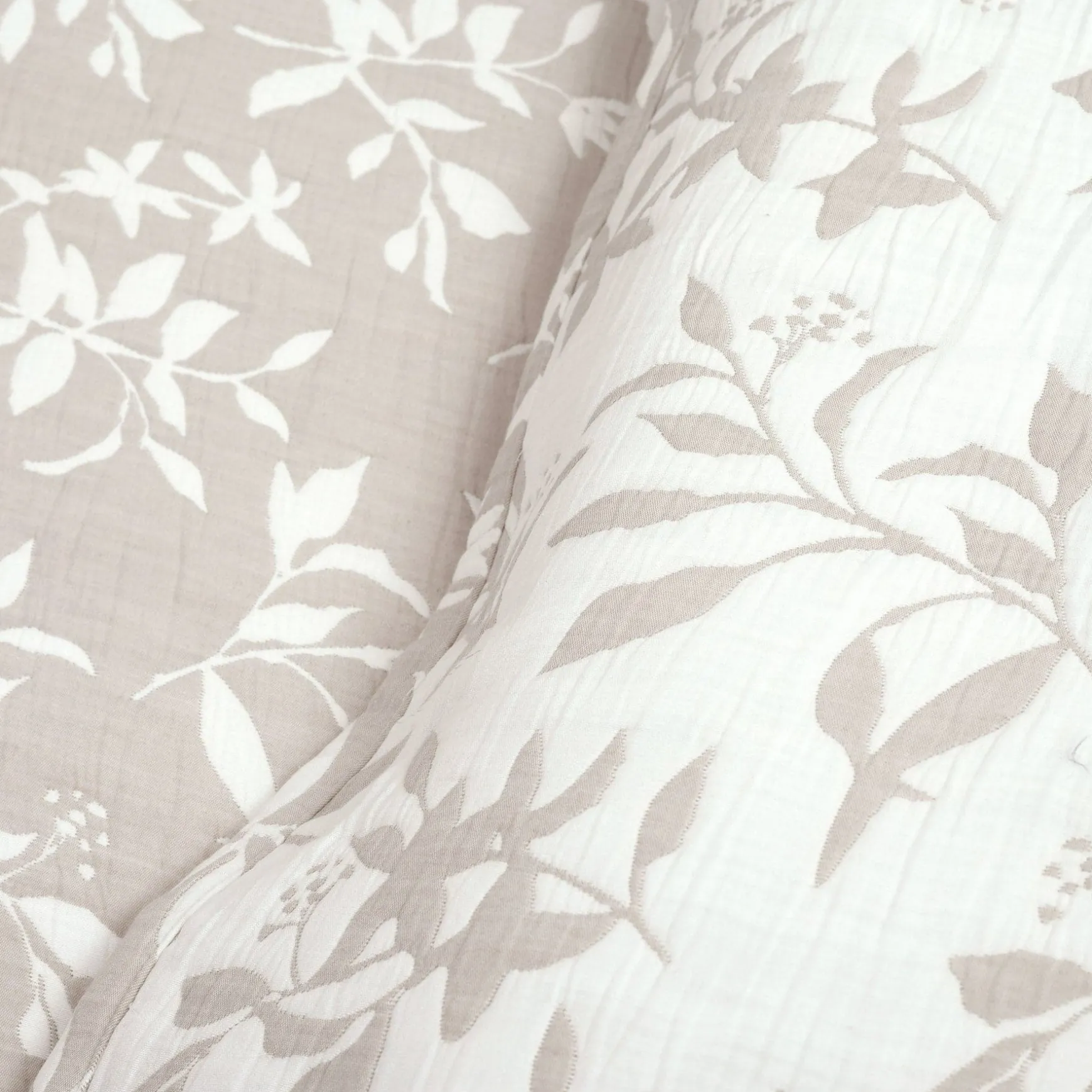 Floral Jacquard Reversible Soft Matelassé 3 Piece Quilt Set