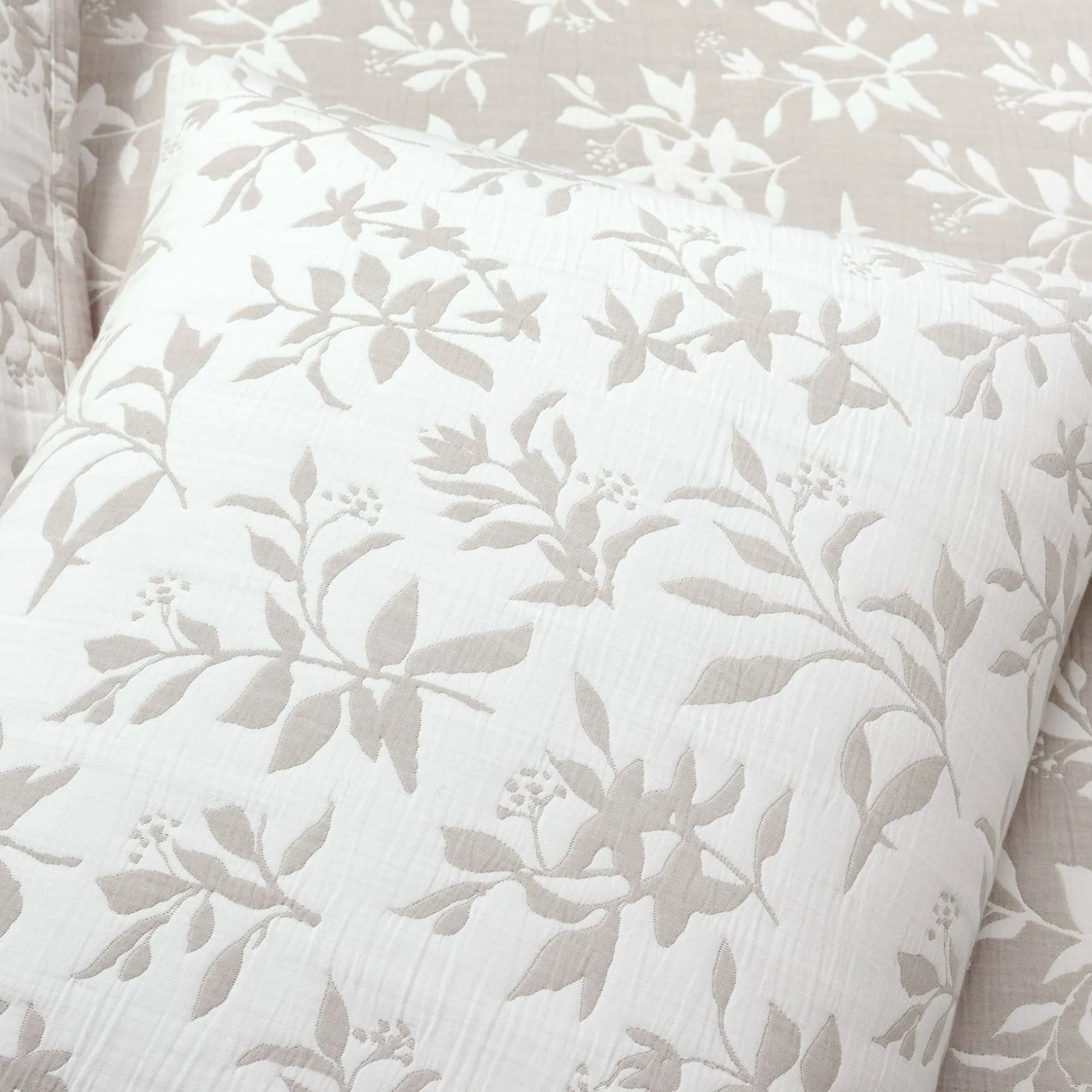 Floral Jacquard Reversible Soft Matelassé 3 Piece Quilt Set