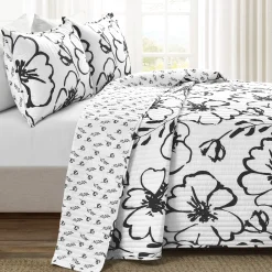 Scandinavian Floral Quilt 3 Piece Set
