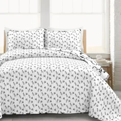 Scandinavian Floral Quilt 3 Piece Set